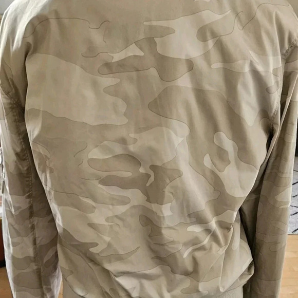 Hollister Unisex Ivory Camo Bomber Jacket Coat Wmn's S/Men's M Great Condition - Picture 7 of 7